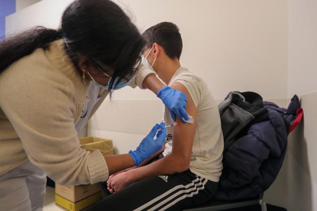 Studente morto improvvisamente dopo vaccino per Papilloma virus, l'autorità sanitaria: "Esclusa correlazione, può capitare per lo stress causato dalla vaccinazione"