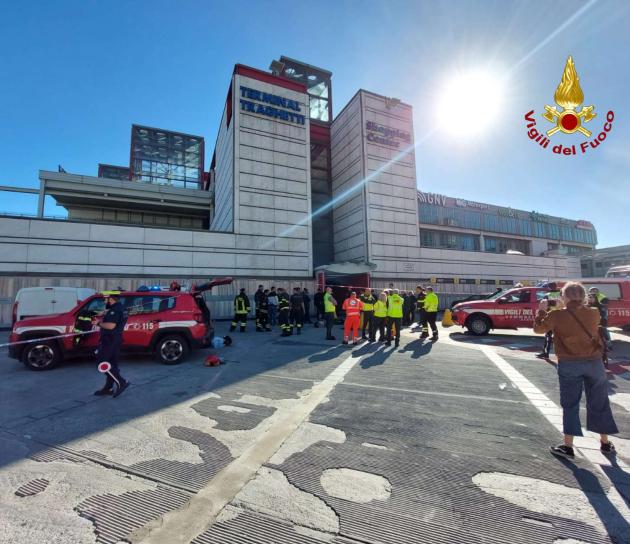 Genova, incendio nel terminal traghetti, clienti in fuga dal centro commerciale: tre persone intossicate
