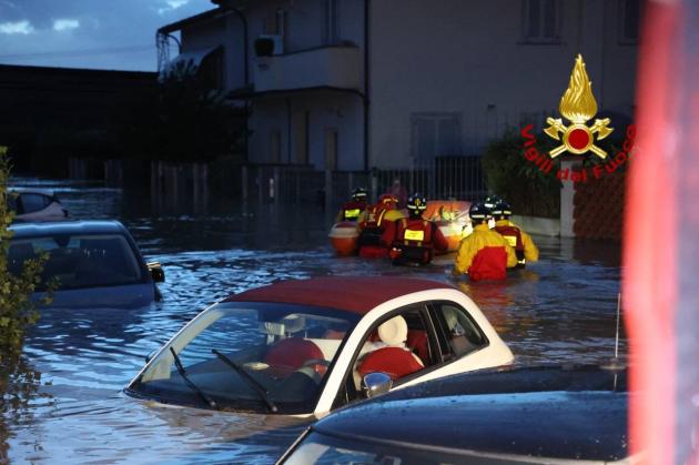 Maltempo, 7 morti e due dispersi in Toscana, Giani: “Stato di calamità”, allerta rossa in Veneto, frane in Lombardia, nubifragi in Liguria 
