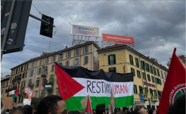Manifestazione Milano 4 novembre, il corteo pro-Palestina: "Fermate il genocidio", Lega: "Fascisti"