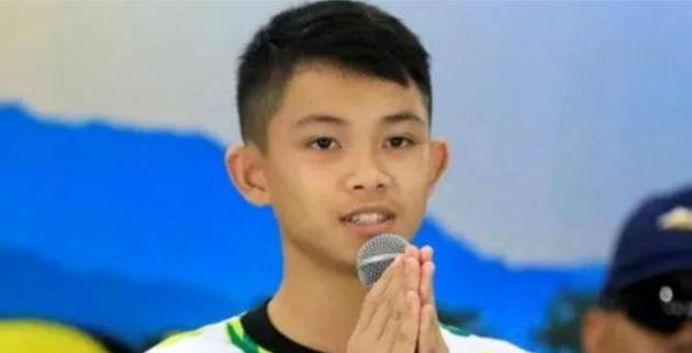 Chi era il capitano della squadra di calcio thailandese rimasta intrappolata in una grotta nel 2018 per 9 giorni e che si è suicidato: "Non ha retto la pressione dei media"
