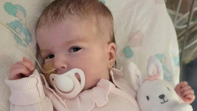 Cittadinanza italiana a Indy Gregory concessa d'urgenza dal Cdm: la bambina inglese di 8 mesi affetta da malattia mitocondriale sarà trasferita al Bambin Gesù, in Inghilterra sarebbe stata "staccata l