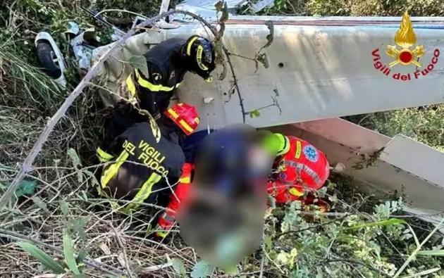 Aereo ultraleggero caduto ad Ancona, feriti i due uomini a bordo: "Uno sbalzato fuori dalla carlinga", ipotesi guasto meccanico