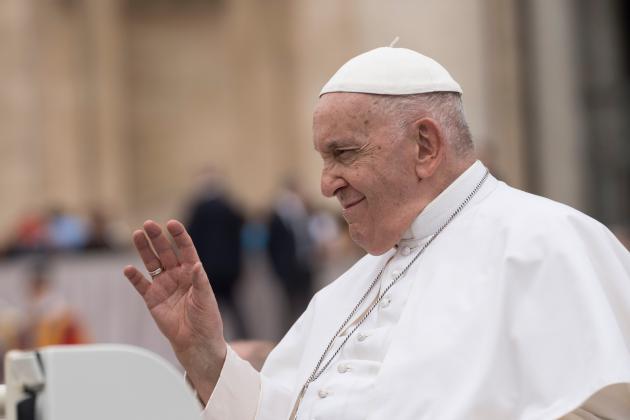 Papa Francesco: “Sì al battesimo per transgender e figli di coppie gay e all'essere madrine/padrini di battesimo e testimoni di nozze”