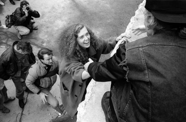 Novembre 1989, caduta del muro di Berlino: le foto inedite di Gérard Levy in una mostra itinerante sul simbolo dei muri, di ieri e di oggi