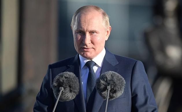 "Putin è morto ed è stato ibernato, per questo non si ricandiderà alle prossime elezioni", la voce sulla criogenesi top secret che corre tra i corridoi del deep state in Russia