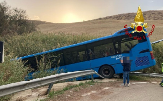 Matera, autobus fuori strada con 50 studenti a bordo, 28 feriti, il web: "Rischiata una nuova Mestre"; ipotesi malore improvviso dell'autista