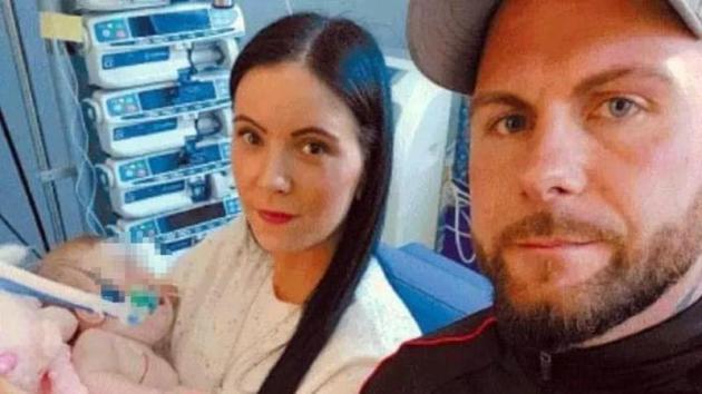 Indi Gregory è morta, il padre Dean: "La mia vita è finita all’1.45. Le hanno tolto la dignità", i medici: "La malattia era terminale"