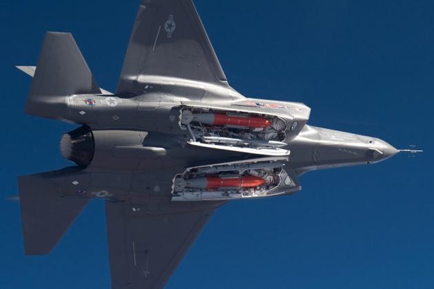 Caccia F35 Nato con bombe nucleari B61-12 stanziati in Olanda, la decisione Usa dopo il trasferimento di armi tattiche Iskander di Mosca in Bielorussia: al via il "risiko atomico" in Ucraina