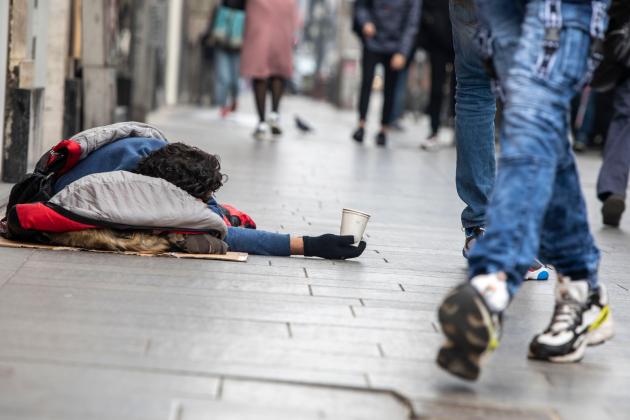 Caritas: "In Italia nel 2022 5,6 mln di poveri, solo un quarto ha un lavoro (con un reddito inferiore a 640 € al mese). Nel 2022 +357mila rispetto al 2021"; il web: "I 'successi' dei governi 