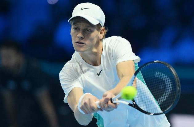 ATP Finals, Jannik Sinner batte Medvedev per 6-3, 6-7, 6-1: mai un azzurro così lontano. Dove vedere e a che ora è la finale di domani