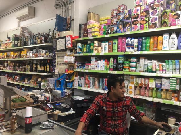 Piccoli, assortiti e sempre aperti, i Bangla Market sono il nuovo fenomeno commerciale delle grandi metropoli. Un affare favorito dalle dinamiche economiche interne dei paesi in via di sviluppo