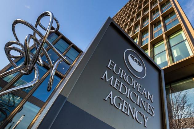 Vaccino Covid, l'Ema sapeva dal primo momento che il siero non evita il contagio. È la conferma che il green pass non aveva una giustificazione scientifica
