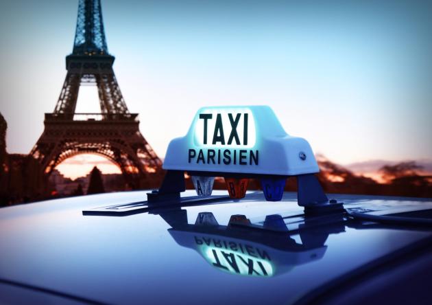 Parigi, taxi vietato a una famiglia ebrea, insulti e minacce dal conducente: “Sgozzerei te, tua moglie e i tuoi figli”
