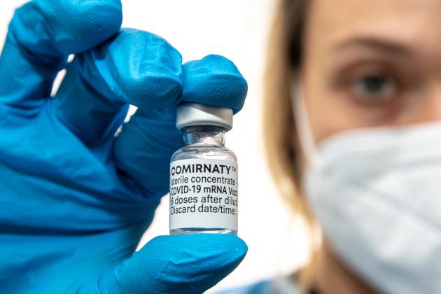 Pfizer fa causa alla Polonia per il mancato pagamento di 60 mln di dosi di vaccino Covid: chiesti 1,2 mld di euro