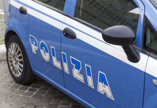 Genova, arrestato dalla polizia il rapinatore seriale di studenti, riconosciuto dai piercing e tatuaggio