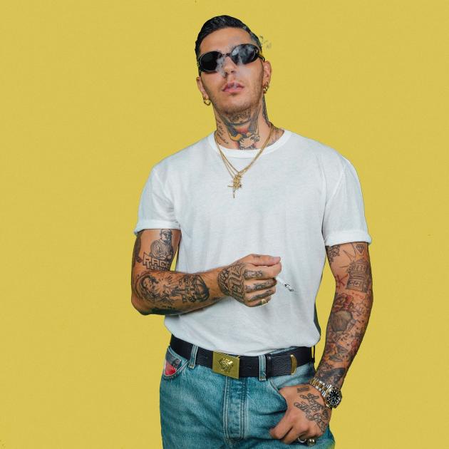 Ladispoli, annullato concerto di capodanno con Emis Killa per le sue “canzoni sessiste”. “Meglio morta che con un altro”, il rapper: “è storytelling”