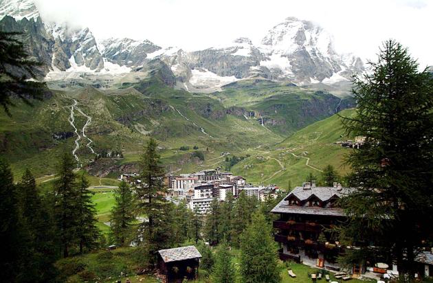Cervinia cambia nome perché "è un termine fascista", si chiamerà Le Breuil. Abitanti in rivolta: "Danni al turismo", ma Testolin fa dietrofront