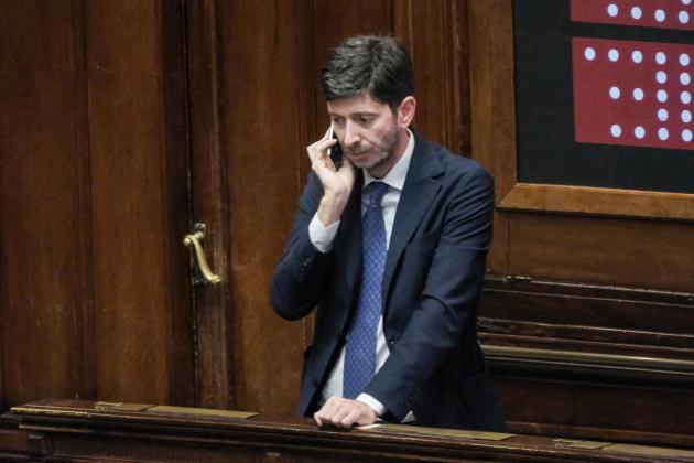 Inchiesta vaccini Covid, giallo su archiviazione Speranza, Pozzolo (FDI): "Perché la conosceva prima delle parti offese a cui non era stata notificata?", ipotesi fuga di notizie