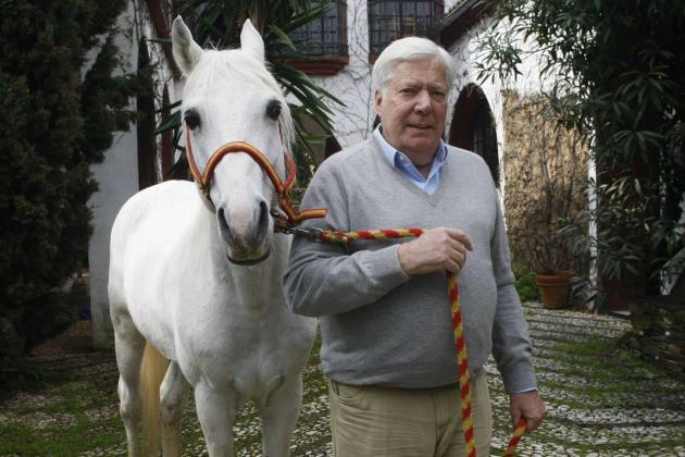 Hermès, ultimo erede adotta il suo giardiniere per lasciargli tutto il patrimonio da quasi 10mld, Ong pronta ad impugnare