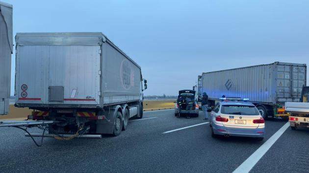 Assalto portavalori A4 Torino-Milano, tir di traverso sulle corsie per bloccare convoglio e rapinarlo