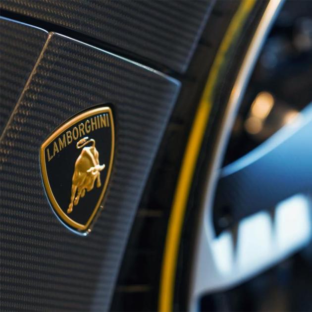 Settimana corta, dopo EssilorLuxottica anche Lamborghini: riduzione orario di lavoro, aumento del salario annuale, il precedente con Intesa San Paolo