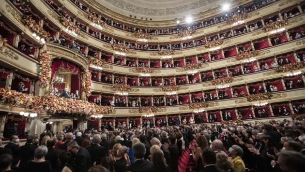 Sul podio Riccardo Chailly, mentre i sala presenti cariche istituzionali e personaggi del mondo della cultura e dello spettacolo