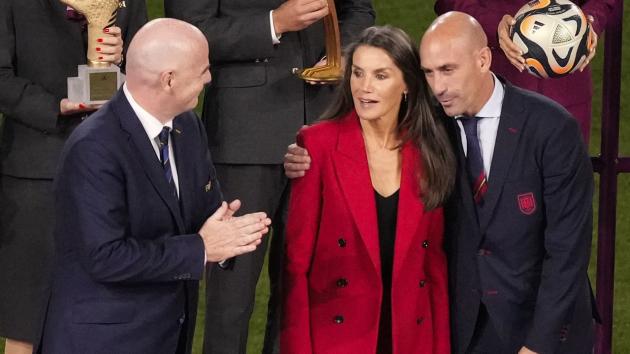 Rubiales, nuove accuse di “molestie dopo Hermoso, baci e carezze a calciatrici inglesi, si è toccato i genitali davanti alla regina Letizia” 
