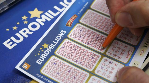 Euromillions, maxi vincita da 240 milioni di euro alla lotteria europea per un fortunato giocatore svizzero