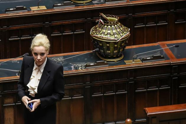 Marta Fascina si ispira a 'Unica' di Ilary Blasi, presto un docu-film sulla storia d'amore con Silvio Berlusconi, ma lei smentisce