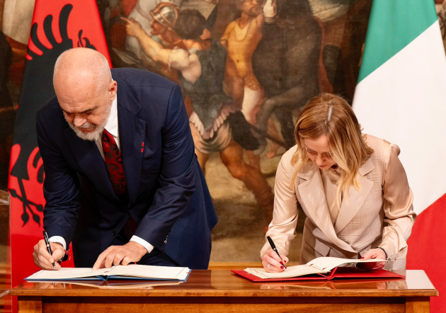 Migranti, accordo Italia-Albania da 265 mln di € sospeso dalla Corte costituzionale di Tirana: “Viola le convenzioni internazionali albanesi”