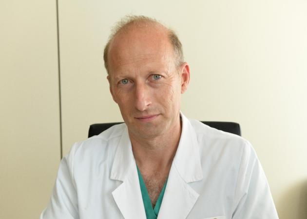 Medico di Papa Francesco, Sergio Alfieri, indagato per falso, procura: “Risultava in sala operatoria, ma era ai convegni”