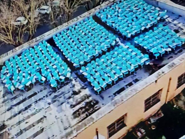I banchi a rotelle finiscono abbandonati sul tetto del liceo Aristofane, il web: "Centinaia di migliaia di euro buttati"