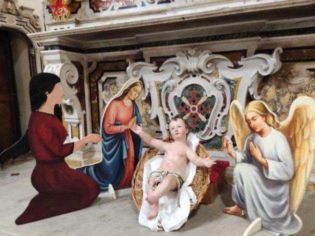 Avellino, presepe arcobaleno, Gesù figlio di due madonne e San Giuseppe abolito: la provocazione del prete pro Lgbtq