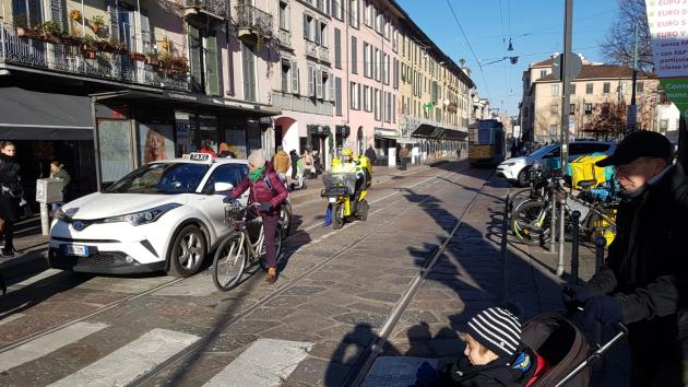 Milano, Atm e il mistero del tram 3: passa 4 volte in una sola direzione, nell’altra non si vede e le palette elettroniche non funzionano