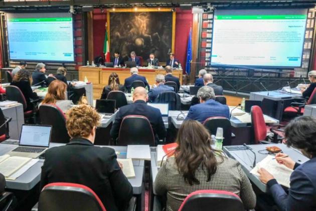 Mes, la Camera boccia la ratifica ma la maggioranza si spacca: votano insieme FdI e Lega, FI si astiene. Pronte “nuove modifiche”