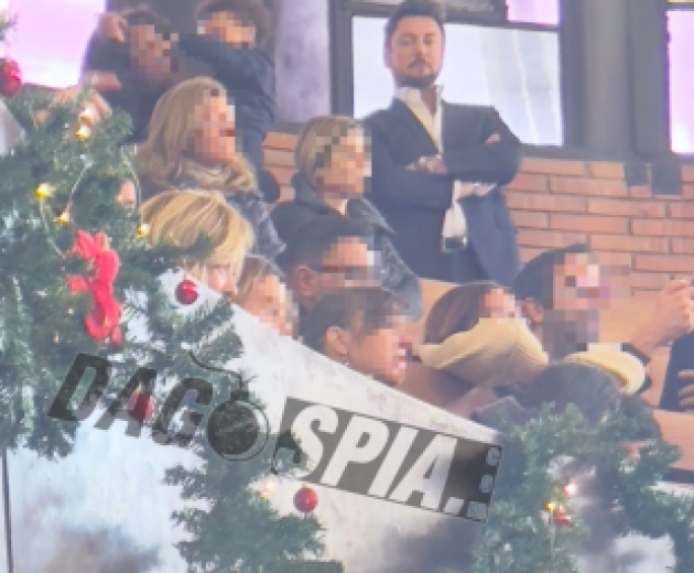 Meloni e Giambruno alla recita della figlia seduti distanti, lei gelida, lui continuava a guardarla