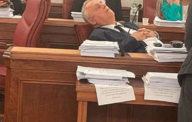 Lotito dorme in Senato durante il dibattito sulla manovra: “Io come il marchese del Grillo. Non mi addormento, medito”