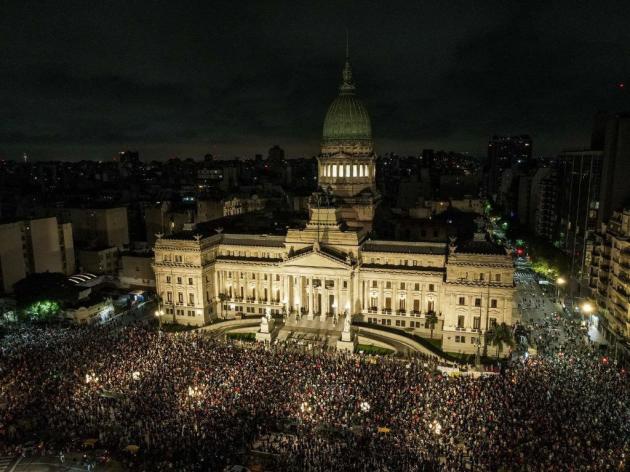 Argentina, al via piano privatizzazioni di Milei e megadecreto riforme economiche, proteste in piazza tutta la notte