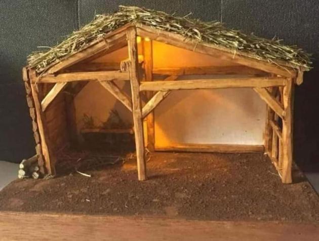 Gli auguri virali con il presepe vuoto: senza animali, no a maltrattamenti, Maria, prona al patriarcato, Giuseppe, no del sindacato, Gesù Bambino, deve scegliere il suo sesso e i Magi, migranti neri