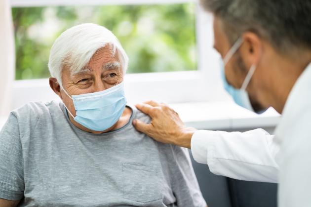 Covid, terapia domiciliare efficace per prevenire il ricovero pazienti colpiti dal virus - lo STUDIO su Lancet