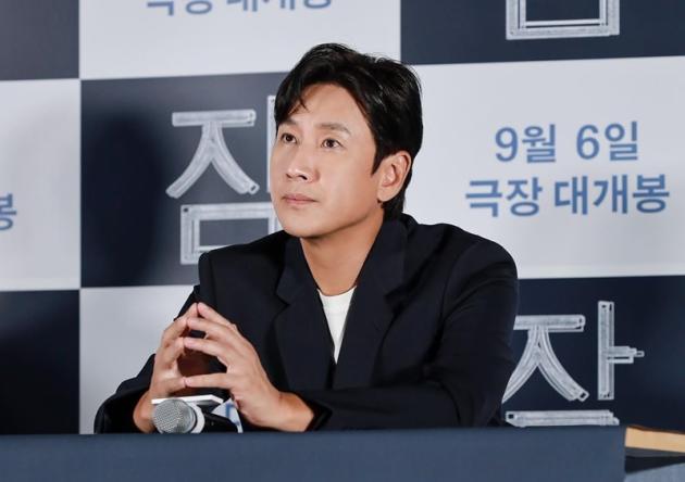 Lee Sun-kyun, trovato morto in un auto l’attore sudcoreano del film premio Oscar ‘Parasite’: era indagato per uso di droga