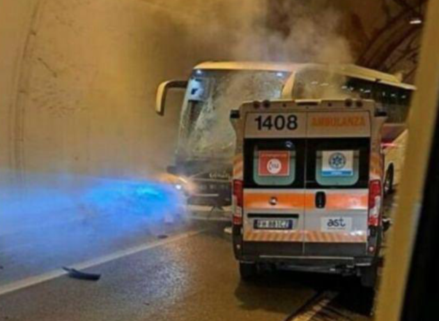 Urbino, incidente tra un pullman di ragazzi in gita e un’ambulanza: morti 3 sanitari e il paziente a bordo