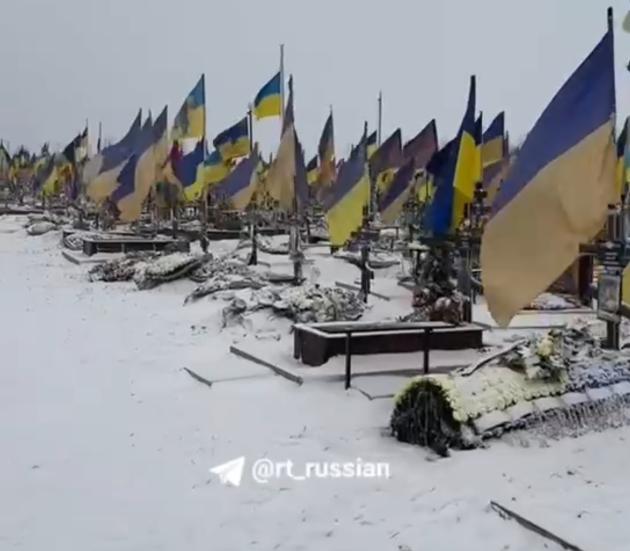 Ucraina, bandiere al vento al cimitero di Kharkiv: 300.000 ragazzi morti per la gloria dell'Impero americano