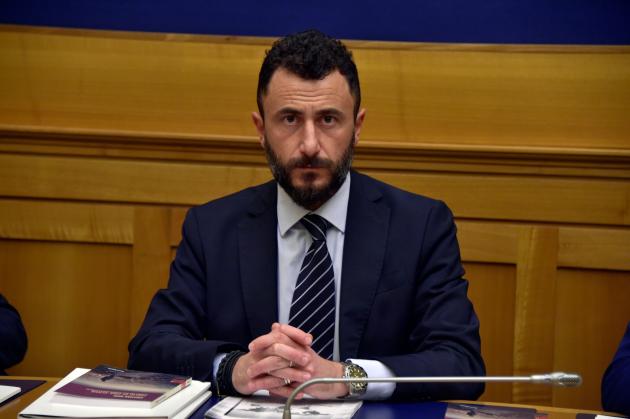 Deputato FdI spara alla festa di Capodanno e ferisce genero di un agente della scorta di Delmastro. Pozzolo: “La pistola è mia ma non sono stato io”