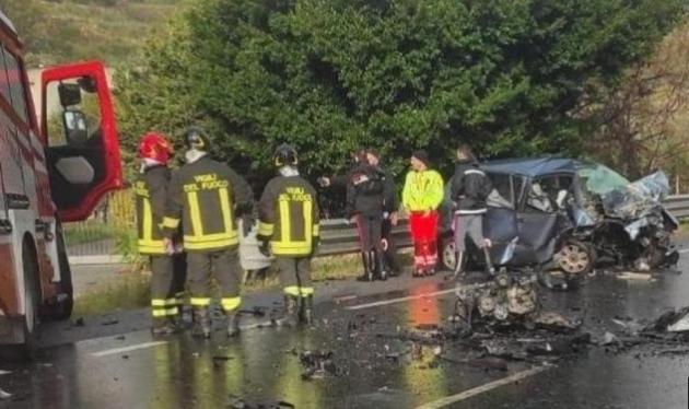 Incidente a Catanzaro, scontro frontale tra 2 auto sulla statale Jonica, morti 4 giovani. Avevano tra i 19 e i 35 anni