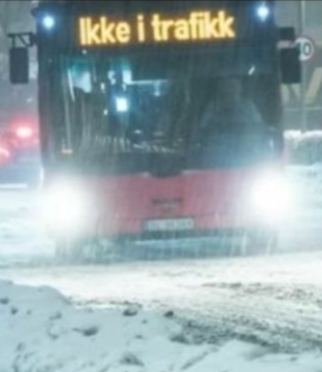 Norvegia, 130 bus elettrici bloccati dal gelo a Oslo: "Le batterie non reggono a queste temperature". Polemica sul fallimento green