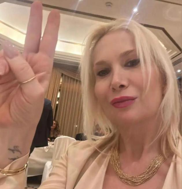 “La vita è’ meravigliosa" , programma ideato e condotto da Vira Carbone, approda alla seconda serata del sabato di Rai 1. L’appuntamento con la medicina in abito lungo e paillettes sará  per i prossim