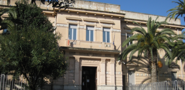 Reggio Calabria, violenza sessuale in una scuola elementare nello stanzino delle fotocopie su bimba di 7 anni: arrestato bidello