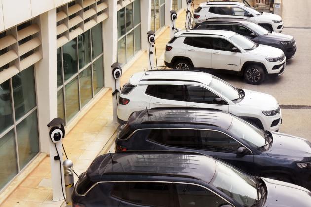 Hertz vende 20mila auto elettriche e punta su quelle a benzina: scarsa domanda e costi alti, 3 anni fa l'acquisto di 100mila Tesla